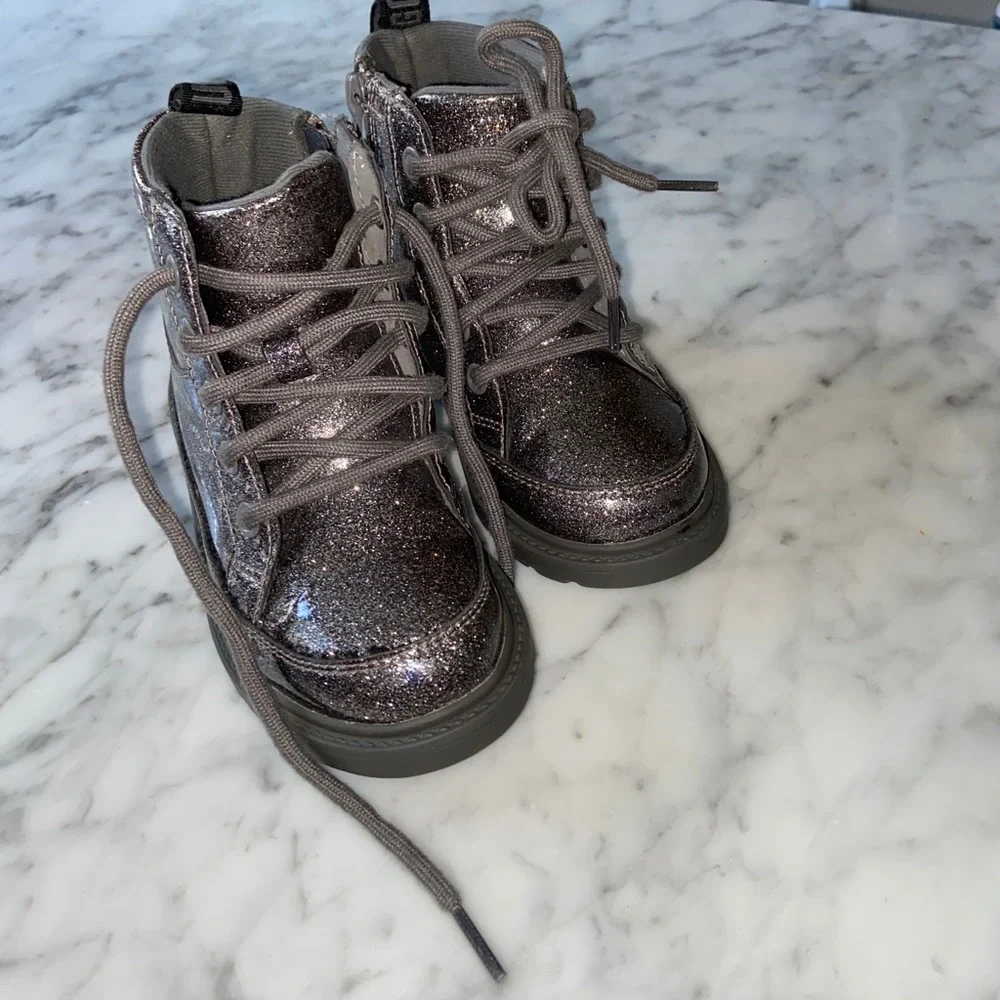 KIDS UGG ROBLEY BOOTS - Picture 6 of 10